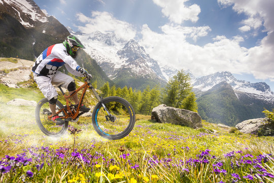 discesa con mountain bike in ambiente alpino