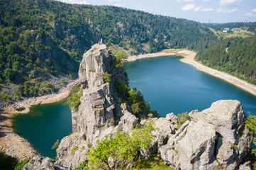 Magnifique rocher Hans surplombant le Lac Blanc dans les Vosges alsaciennes  - obrazy, fototapety, plakaty