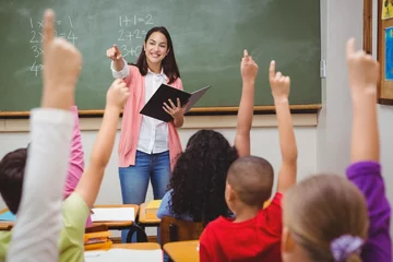 Teacher asking her students a question © WavebreakmediaMicro