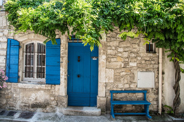 Fototapeta na wymiar Fenster in der Provence, Türen, grün, blau, verwachsen