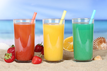 Saft Smoothie aus Früchte Fruchtsaft Orangensaft am Strand