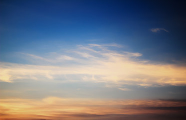 Fototapeta premium chmury na niebie wieczorem