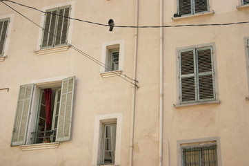 Fototapeta na wymiar Ventanas de estilo costero popular, Toulon, Francia