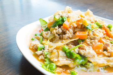 Fried noodle in minced pork