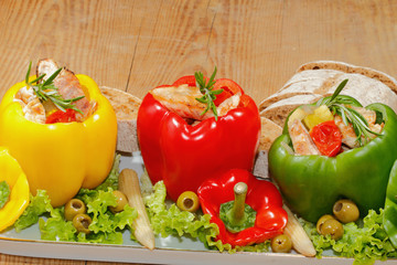 Paprikaschoten, gefüllt, gegrillte Putenbrust, Gemüse, Salat