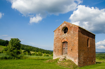 Fototapeta na wymiar Old little church in tuscany