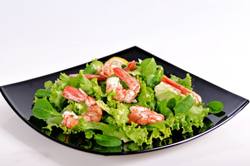 Salad with shrimp and tomatoes
