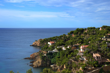 Fototapeta na wymiar Vue sur la côte d'Ensuez-la-Redonne