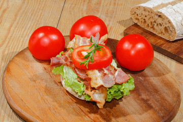 Toast, Toastbrötchen, Bacon,Schinkenspeck, Schinken, Tomaten, Sa