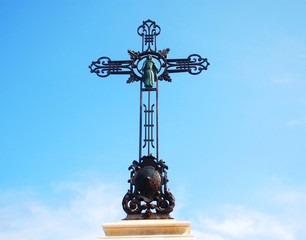 Kreuz aus Metall mit Marienfigur