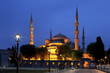 Naklejka premium View of the Blue Mosque (Sultanahmet Camii) at night in Istanbul, Turkey