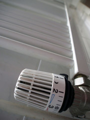 Heizung im Badezimmer als Handtuchhalter, Thermostat am Strukturheizkörper
