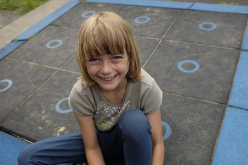 Mädchen auf Spielplatz