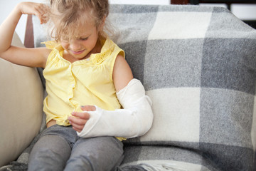 girl with a broken arm