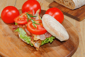 Toast, Toastbrötchen, Bacon,Schinkenspeck, Schinken, Tomaten, Sa