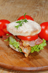 Toast, Toastbrötchen, Bacon,Schinkenspeck, Schinken, Tomaten, Sa