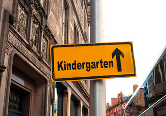 Fototapeta na wymiar Strassenschild 44 - Kindergarten