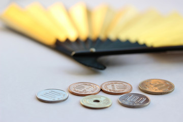 日本の硬貨と金扇