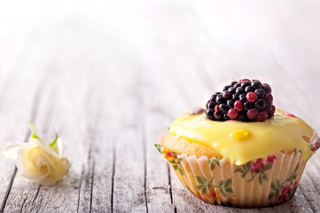 cupcake with blackberry