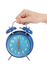 femme tenant réveil bleu 