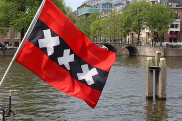Fotobehang Amsterdam / Canal et drapeau de la ville © Brad Pict