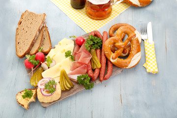 traditionelles bayrisches Brotzeitbrett
