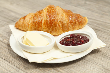 Croissant mit Marmelade und Butter