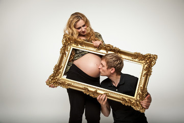 Mann küsst den Bauch