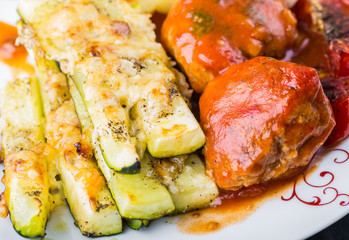 Meatballs with potatoes, roasted tomato and zucchini