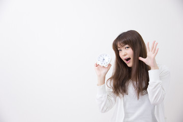 目覚まし時計と女性