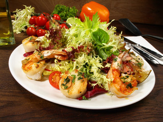 Salat mit Jakobsmuscheln und Garnelen