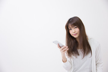 Fototapeta premium 部屋着でスマホ