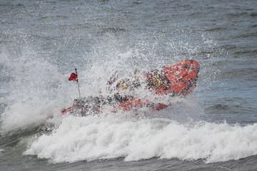 Foto op Canvas Lifeboat Dinghy Racing Against Waves in North Sea, in Display for Whitby Regatta, August 2015. © Charlie Milsom