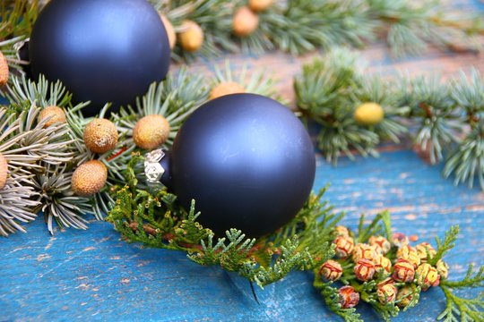 ast mit weihnachtskugel