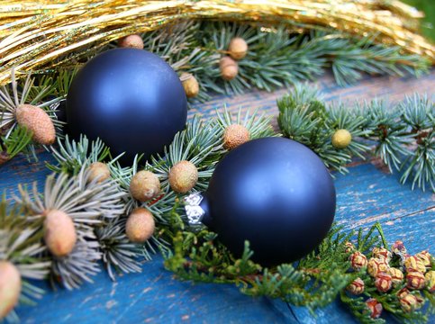 weihnachtskugeln mit ast
