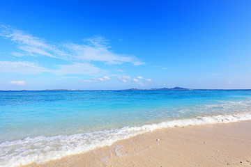 南国沖縄の綺麗な珊瑚の海と夏空