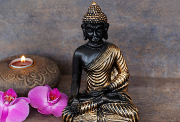 Buddha mit Kerze und Orchidee