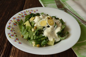 Салат с черемшой и перепелиными яйцами