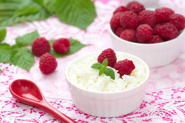 Fresh cottage cheese and ripe raspberries