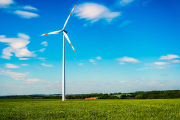 Fototapeta premium erneuerbare Energiegewinnung mit einer Windkraftanlage