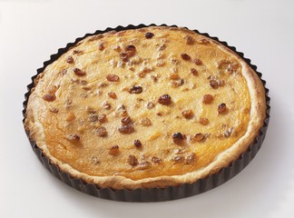 Apricot puree tart with Cointreau raisins