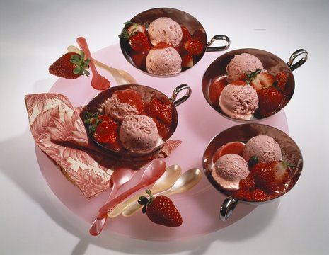 Strawberry Icecream with fresh Strawberries & Sauce