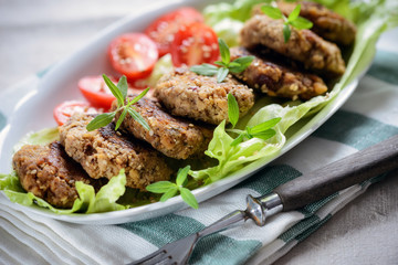 Vegane Klopse auf Salatbett