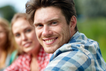 Obraz premium group of smiling friends outdoors