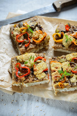 Vegane Pizza mit Sojahack und Gemüse