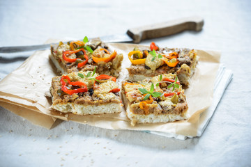 Vegane Pizza mit Sojahack und Gemüse