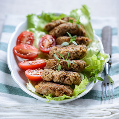 Vegane Bratlinge auf Salat