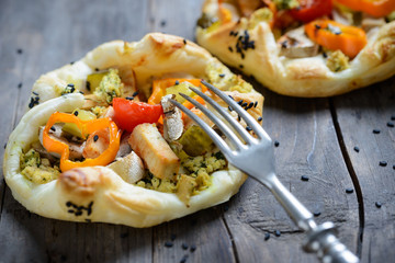 Vegane Blätterteigteilchen mit Gemüse und Tofu