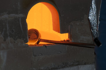 Schöpfkelle im Glasschmelzofen