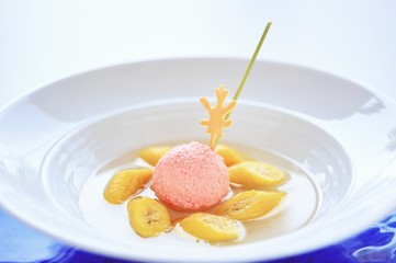 Strawberry ice cream with banana syrup